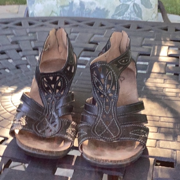 Earth Origins black back-zip sandals - Picture 2 of 6